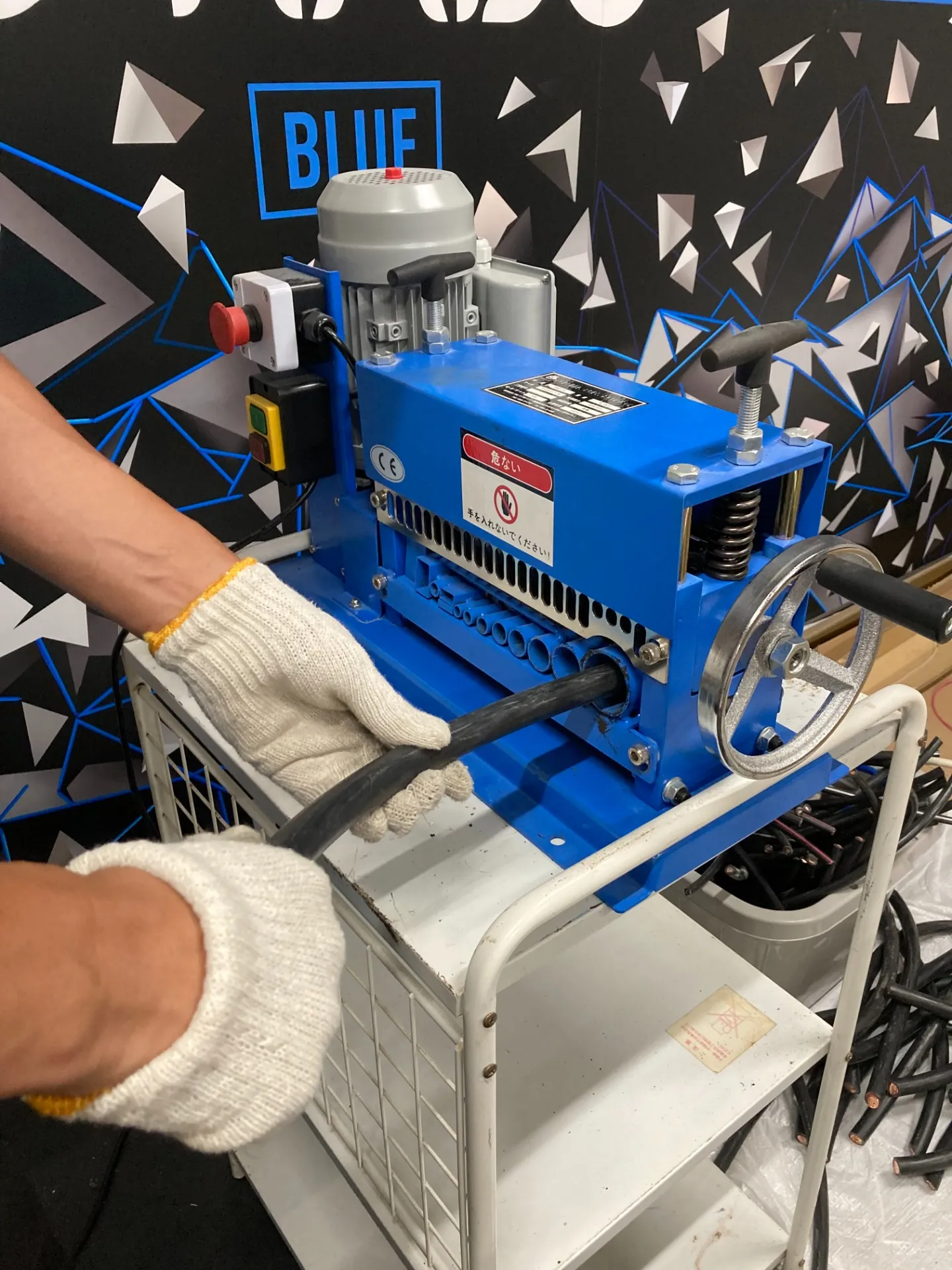 銅線の仕分け作業